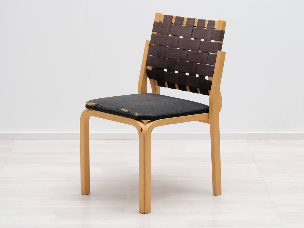 Artek tuoli kankaisella istuinosalla