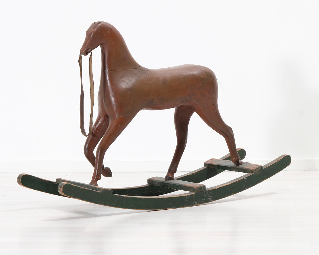 Antiikkinen keinuhevonen