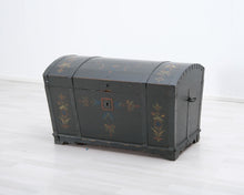 Lataa kuva Galleria-katseluun, Antiikkinen arkku 1860-luku
