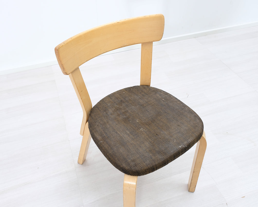 Artek 69 tuoli kangasistuimella