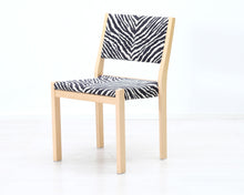 Lataa kuva Galleria-katseluun, Artek 611 tuoli seeprakankaalla
