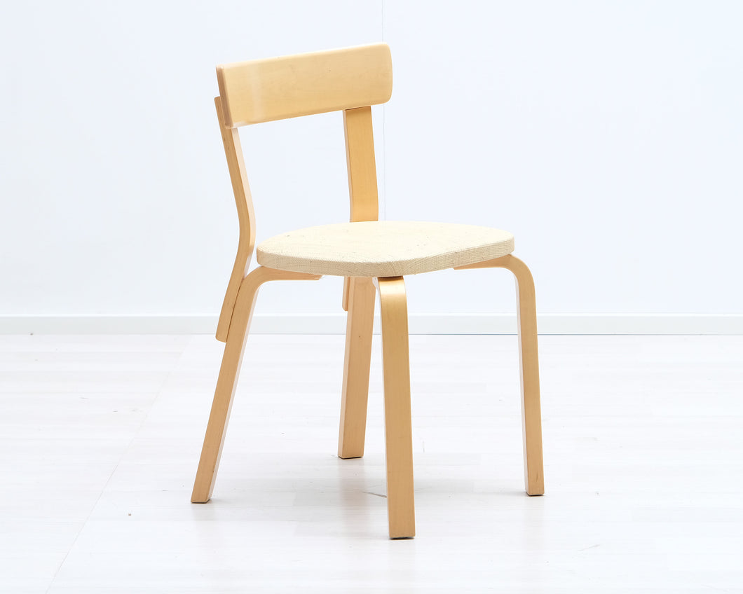 Artek 69 tuoli beigellä kangasistuimella