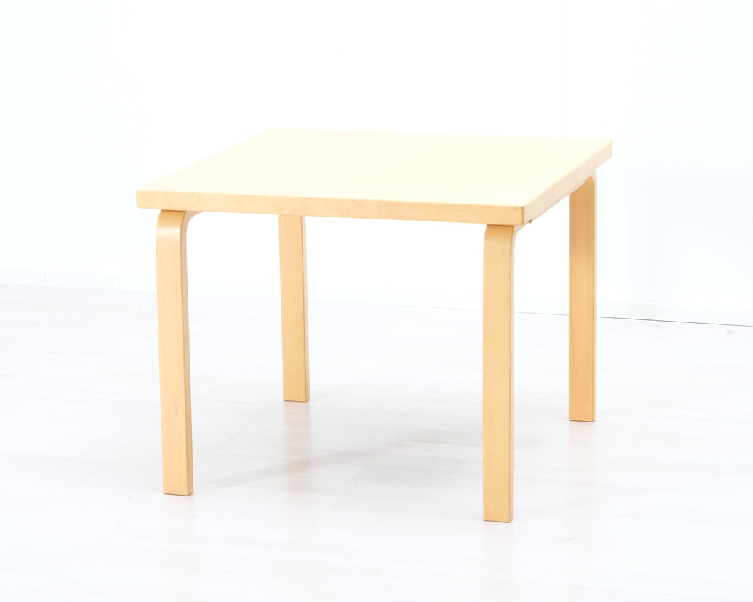 Artek sivupöytä 75 x 75 cm koivu