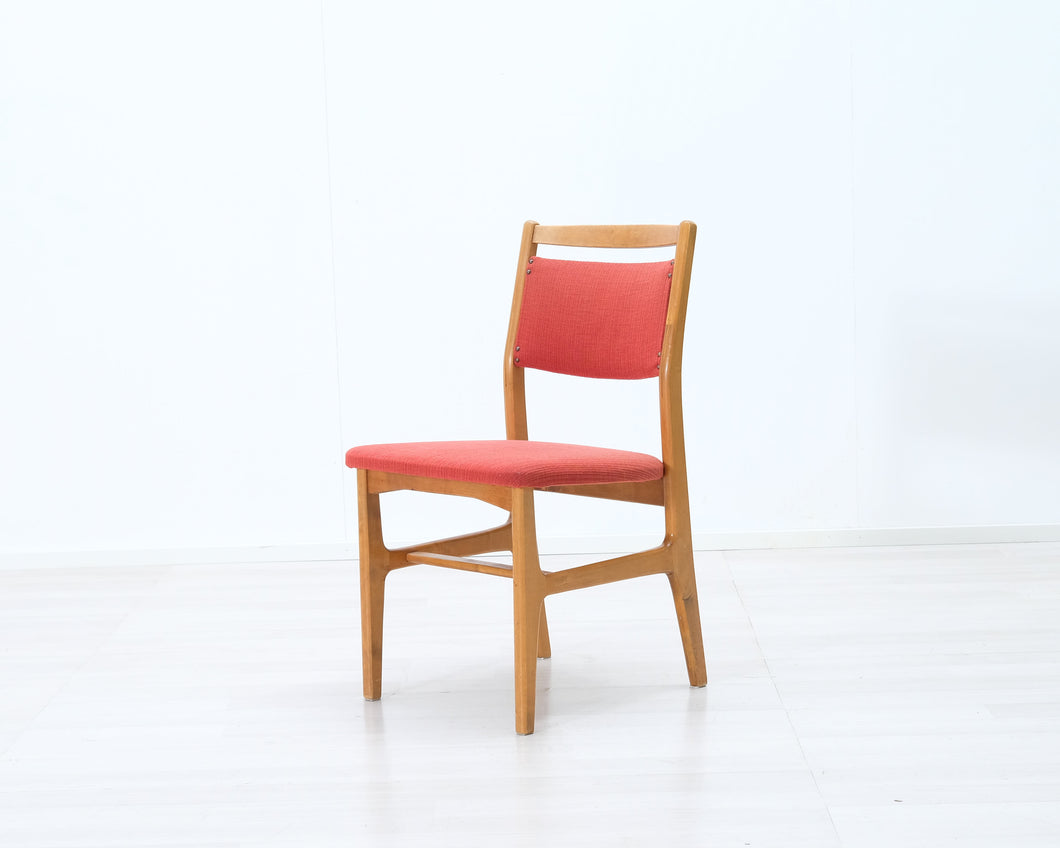 Vintage tuoli punaisella istuimella ja selkänojalla