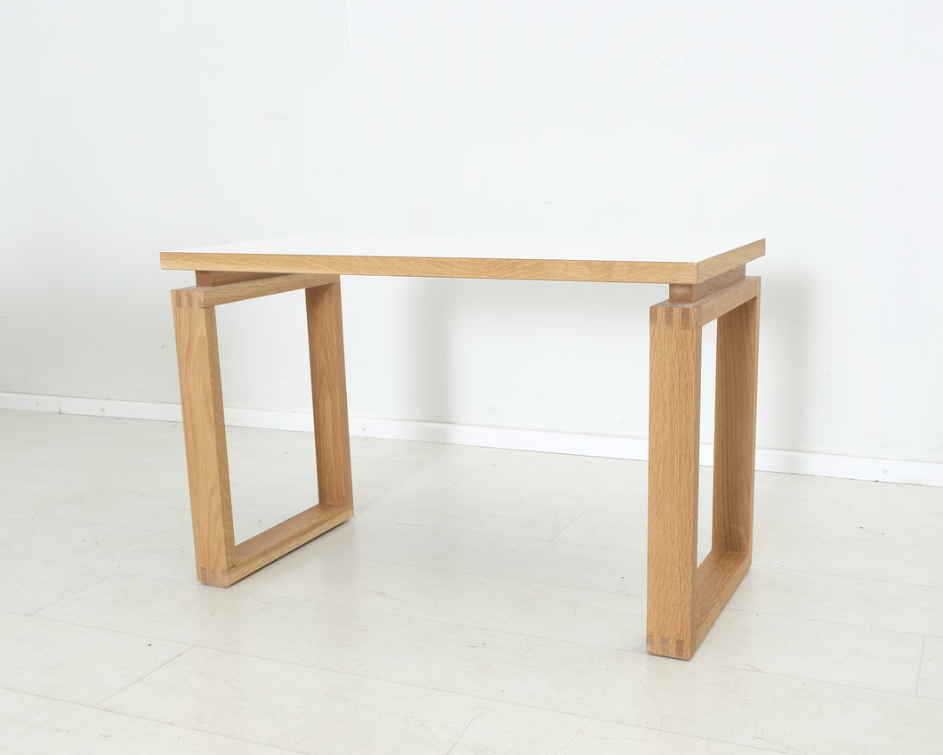 Puusepän valmistama sivupöytä