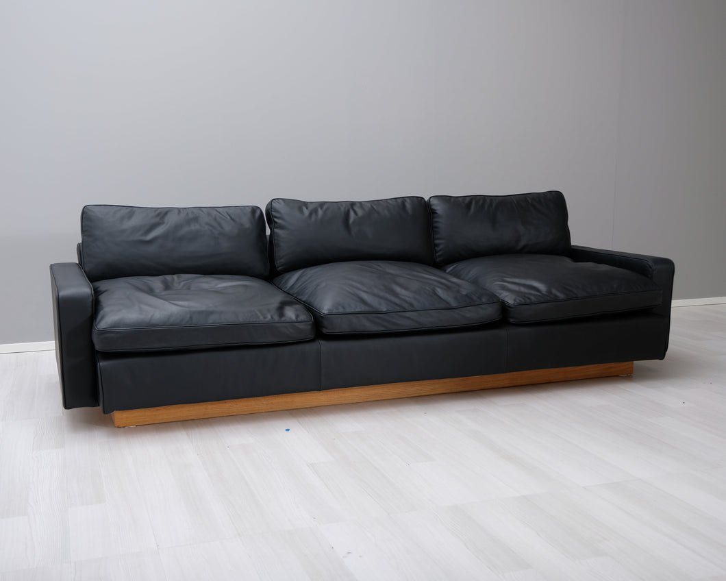 Artek 590 3-istuttava nahkasohva musta