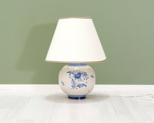 Lataa kuva Galleria-katseluun, Antiikkivalaisin sinisellä kuviolla
