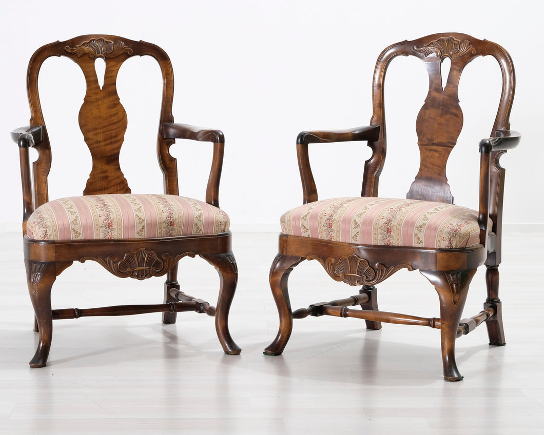 Antiikkinen nojatuoli kukallisella istuimella