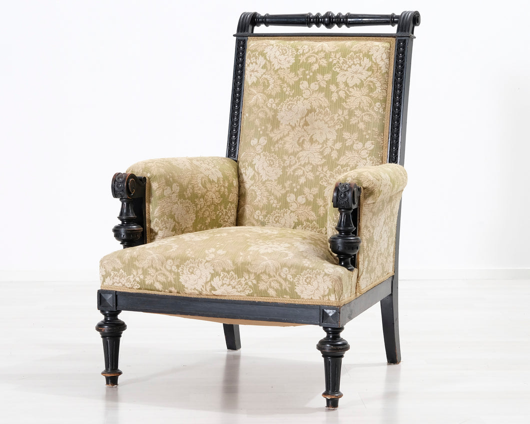 Antiikkinen nojatuoli kukallisella istuimella