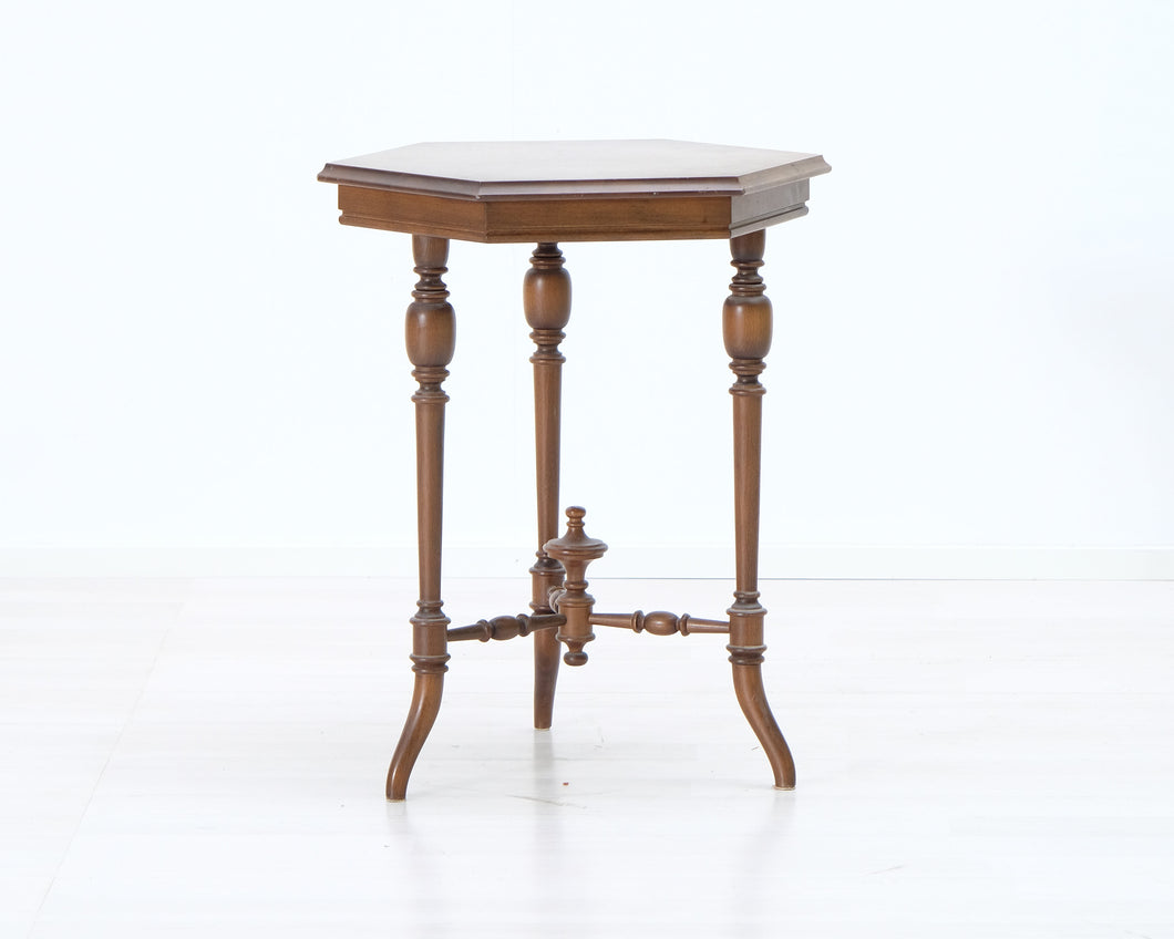 Antiikkinen sivupöytä kuusikulmaisella pöytälevyllä